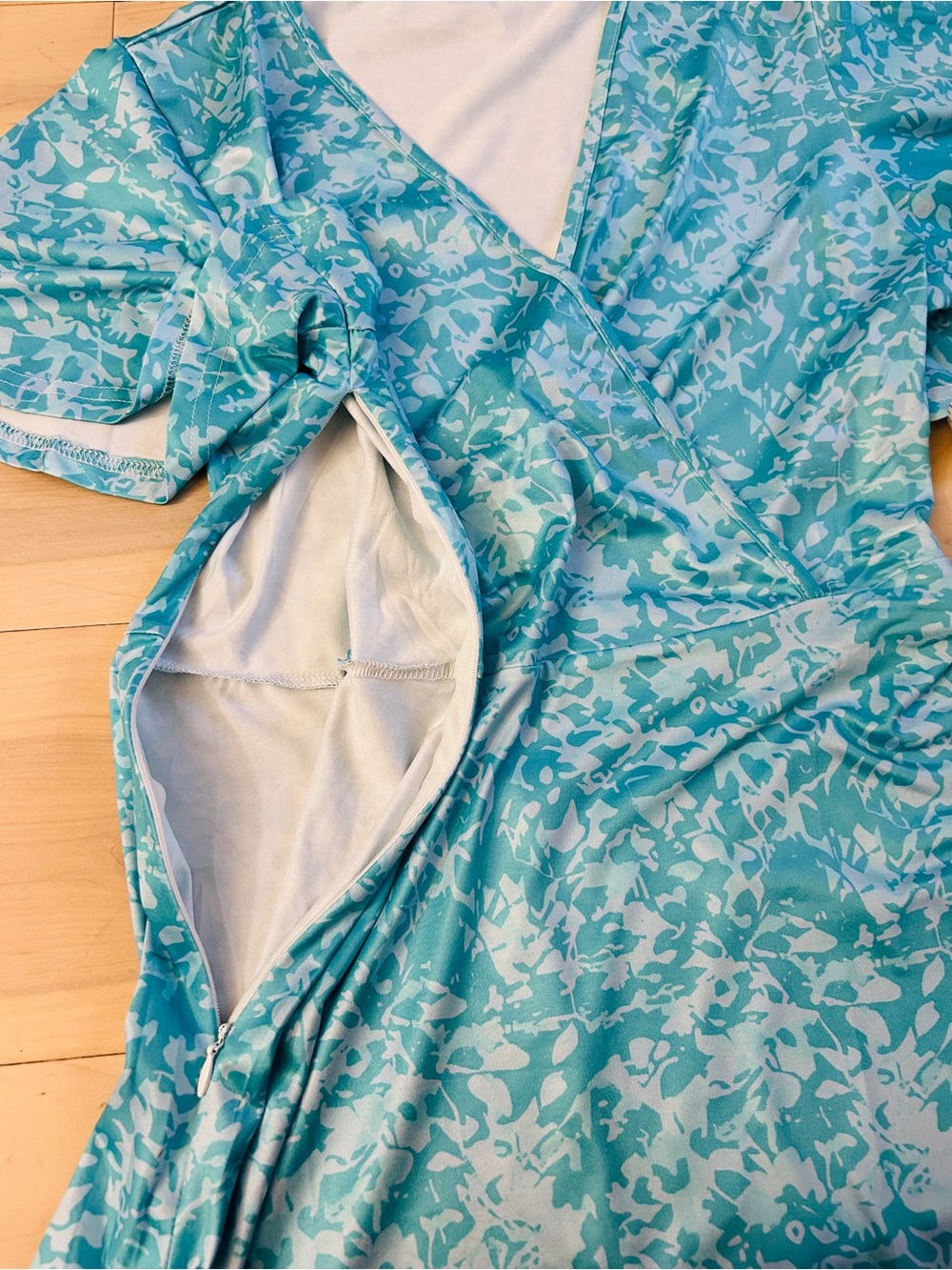 Turquoise Faux Wrap Dress Flutter Sleeves Size Medium NWOT - Picture 10 of 13